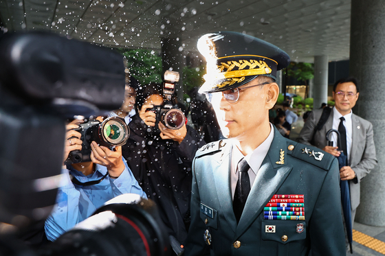 김용대 드론작전사령관이 무인기 작전과 관련해 피의자 신분으로 조사를 받기 위해 17일 서울고등검찰청에 마련된 조은석 내란 특검 사무실에 출석하고 있다. 김종호 기자