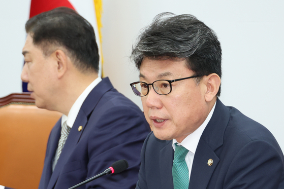 더불어민주당 진성준 정책위의장이 17일 서울 여의도 국회에서 열린 정책조정회의에서 발언하고 있다. 연합뉴스