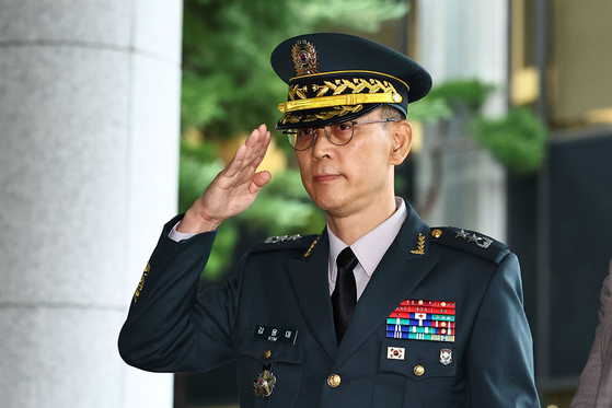 김용대 드론작전사령관이 무인기 작전과 관련해 피의자 신분으로 조사를 받기 위해 17일 서울고등검찰청에 출석하며 입장을 밝힌 뒤 경례하고 있다. 김종호 기자