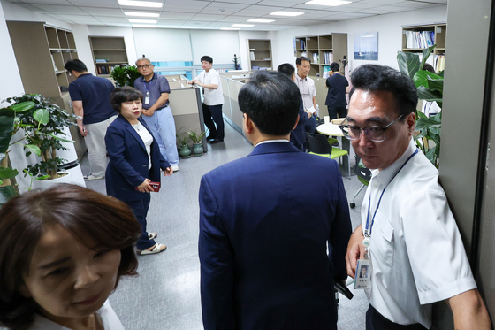 순직해병 특검팀이 지난 11일 서울 여의도 국회 의원회관에 있는 임종득 국민의힘 의원 사무실을 압수수색 중인 가운데 송언석 국민의 힘 비상대책위원장이 현장에 들어서고 있다. 뉴스1