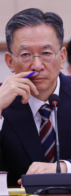 정성호 법무부 장관 후보자가 16일 국회 법제사법위원회 전체회의에서 열린 인사청문회에 참석해 의원 질의를 듣고 있다. 임현동 기자