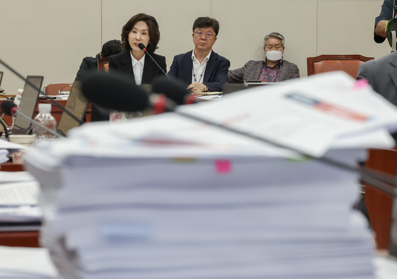 이진숙 사회부총리 겸 교육부 장관 후보자가 16일 서울 여의도 국회 교육위원회에서 열린 인사청문회에 참석해 질의에 답하고 있다. 쌓인 문서는 김대식 국민의힘 의원이 가져온 이 후보자의 논문들이다. 전민규 기자