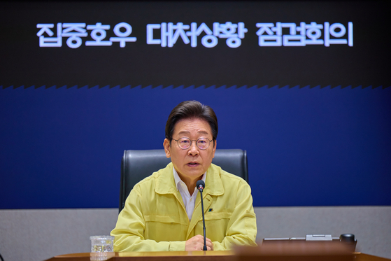 이재명 대통령이 18일 서울 종로구 정부서울청사 중앙재난안전상황실 서울상황센터에서 열린 집중호우 대처상황 점검회의에서 발언하고 있다. 뉴스1