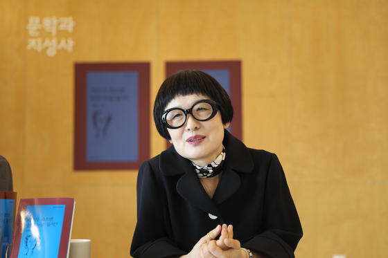 김혜순(70) 시인이 시집『죽음의 자서전』(2016)의 독일어 번역본으로 독일어권의 권위있는 문학상 중 하나인 국제문학상을 수상했다. 지난 2022년 4월 시인이 서울 마포구 문학과지성사 사옥에서 열린 14번째 시집 '지구가 죽으면 달은 누굴 돌지?' 출간 기념 기자간담회에서 인터뷰하는 모습. 사진 문학과지성사