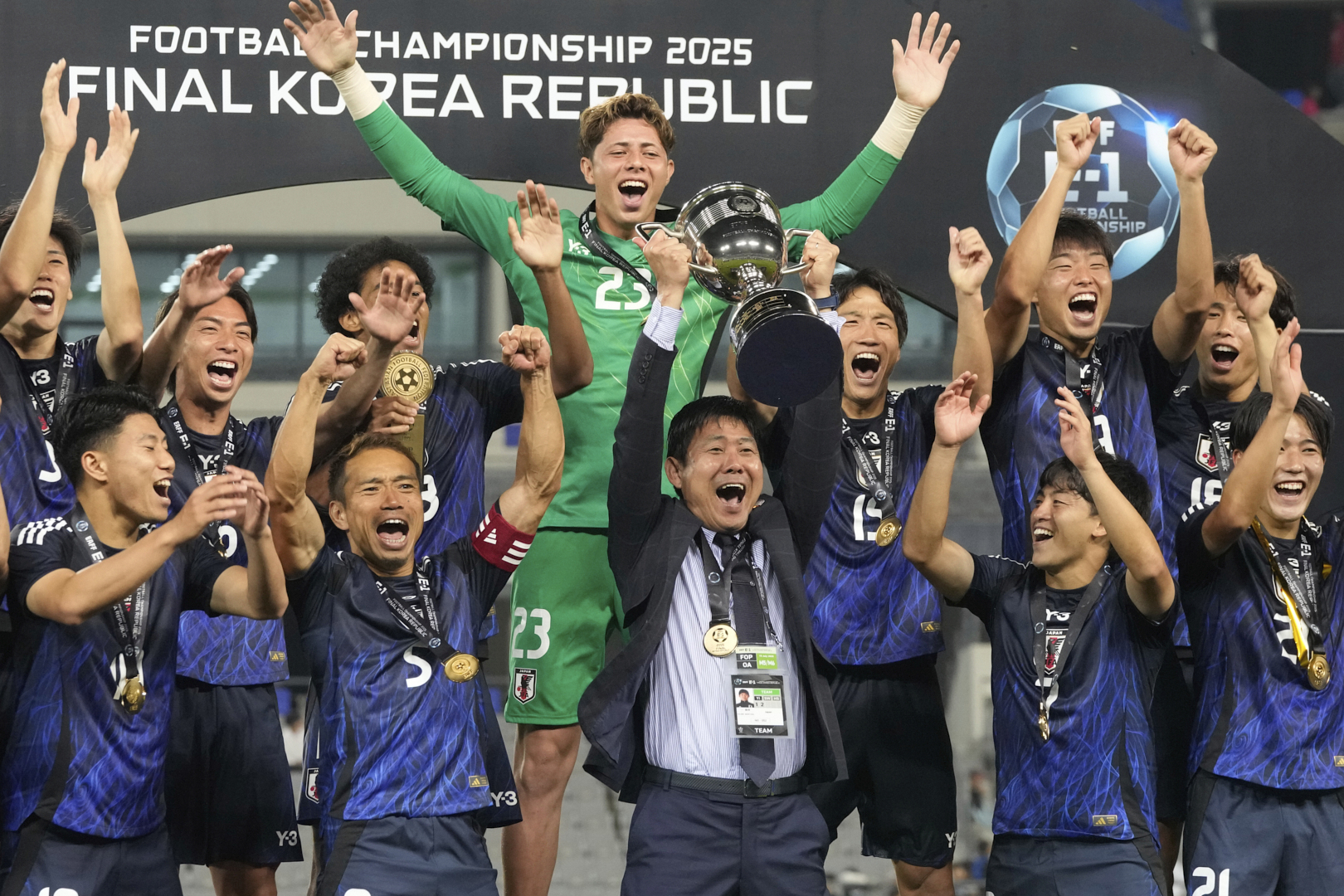일본 축구대표팀의 모리야스 하지메 감독(가운데)과 대표팀 선수들이 지난 15일 경기 용인 미르스타디움에서 열린 2025 동아시아축구연맹(EAFF) E-1 챔피언십(동아시안컵) 3차전에서 한국을 상대로 승리한 뒤 시상식에서 기뻐하고 있다. AP=연합뉴스