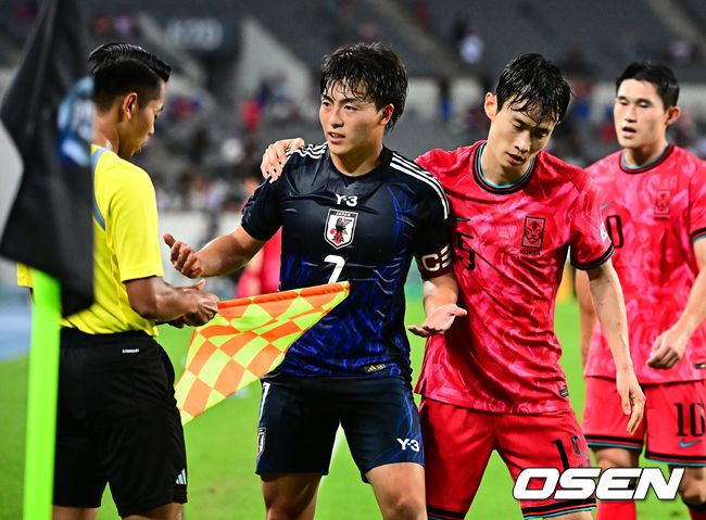[OSEN=용인, 지형준 기자] 홍명보 감독이 이끄는 남자축구대표팀이 15일 오후 용인 미르스타디움에서 2025 동아시아축구연맹(EAFF) E-1 챔피언십(동아시안컵) 3차전 일본과 경기를 가졌다.한국은 1차전서 중국을 3-0, 2차전서 홍콩을 2-0으로 완파했다. 하지만 일본이 1차전서 홍콩을 6-1, 2차전서 중국을 2-0으로 이겼다. 골득실 +7의 일본이 +5의 한국을 누르고 조 선두인 상황이다. 나란히 2승을 거둔 한국과 일본은 대회 우승컵을 놓고 격돌한다.전반 한국 김문환이 일본 소마에 밀려 넘어지며 항의하는 소마를 말리고 있다. 2025.07.15 / jpnews@osen.co.kr