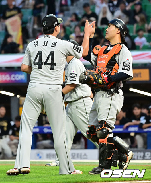 [OSEN=인천, 김성락 기자] 프로야구 한화 이글스가 에이스 맞대결에서 짜릿한 역전승을 거뒀다.한화는 28일 인천 SSG랜더스필드에서 열린 ‘2025 신한은행 SOL Bank KBO리그’ SSG 랜더스와의 경기에서 5-2로 승리했다. 한화는 이날 승리로 주말 3연전 1승 1패 균형을 맞췄다.승리가 확정된 순간 한화 김서현, 이재원이 기쁨을 나누고 있다. 2025.06.28 / 
