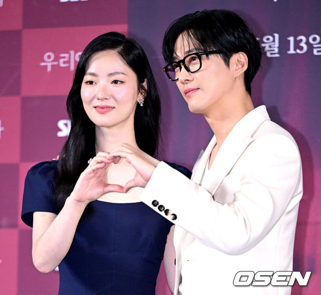 [OSEN=최규한 기자] 10일 오후 서울 용산 CGV에서 SBS 새 금토드라마 ‘우리영화’ 제작발표회가 열렸다.드라마 ‘우리영화’는 다음이 없는 영화감독 이제하(남궁민 분)와 오늘이 마지막인 배우 이다음(전여빈 분)의 내일로 미룰 수 없는 사랑 이야기를 그린다.배우 남궁민과 전여빈이 포토타임을 하고 있다. 2026.06.10 / dreamer@osen.co.kr