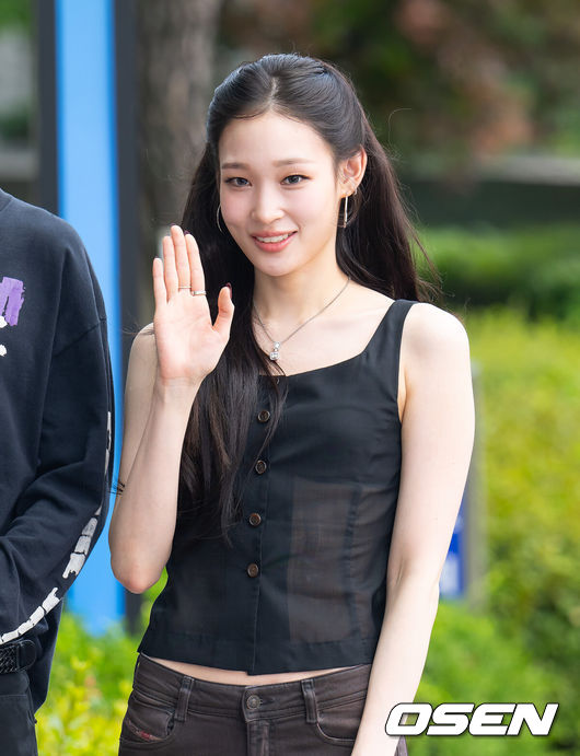 [OSEN=김성락 기자] 8일 오후 서울 마포구 MBC에서 라디오 ‘정오의 희망곡 김신영입니다’ 생방송이 진행됐다. 이날 라디오에는 그룹 올데이프로젝트(ALLDAY PROJECT)가 출연했다. 올데이프로젝트 애니가 포즈를 취하고 있다. 2025.07.08 / ksl0919@osen.co.kr  