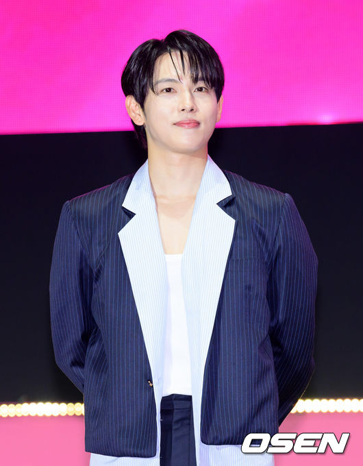 [OSEN=이대선 기자] 28일 오후 서울 세종대로 일대에서 '오징어게임 3' 피날레 이벤트가 열렸다. 이날 넷플릭스 시리즈 ‘오징어게임’의 황동혁 감독과 이정재, 이병헌을 비롯해 임시완, 강하늘 등 시즌 2·3 출연진이 서울에서 팬들과 만났다. 또 시즌 1 주역 박해수, 정호연, 이유미 등도 참석했다.이번 행사는 서울시와 넷플릭스가 공동 주최하는 '2025 K-콘텐츠 서울여행주간'의 하나로 마련됐다.배우 임시완이 인사를 하고 있다. 2025.06.28 /sunday@osen.co.kr