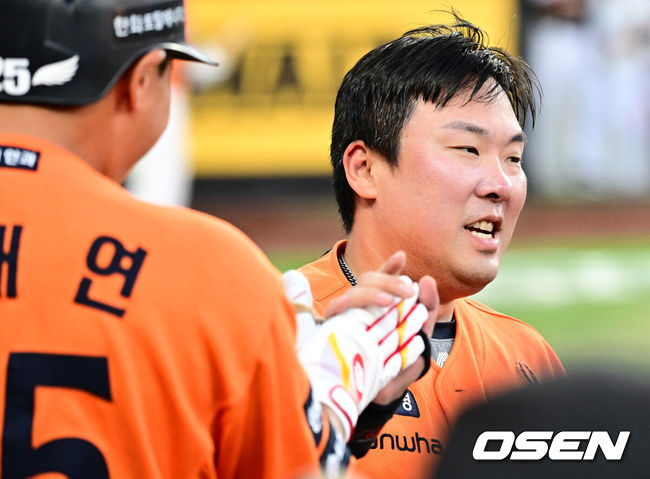 [OSEN=대전, 지형준 기자] 14일 대전 한화생명볼파크에서 2025 신한 SOL Bank KBO리그 한화 이글스와 LG 트윈스의 경기가 열렸다.LG가 40승 26패 1무(승률 .606)로 1위, 한화는 40승 27패(승률 .597)로 2위다. 0.5경기 차이다. 경기 결과에 따라 1위가 바뀔 수도 있다.이날 한화는 폰세, LG는 임찬규를 선발로 내세웠다.7회말 1사 1,3루에서 한화 안치홍이 황영묵의 스퀴즈 번트에 역전 득점을 올리며 동료선수들과 기뻐하고 있다. 2025.06.14 /jpnews@osen.co.kr