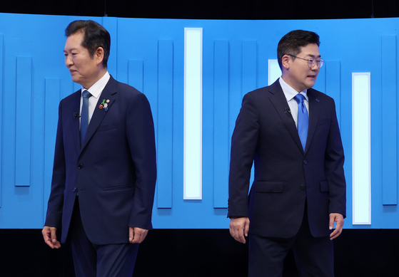정청래·박찬대 더불어민주당 당대표 후보가 16일 서울 양천구 목동 SBS에서 열린 TV토론회에 앞서 기념촬영을 한 뒤 자리로 돌아가고 있다. 국회사진기자단