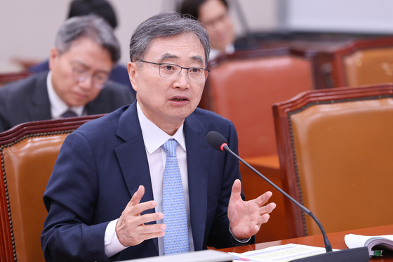 조현 외교부 장관 후보자가 17일 서울 여의도 국회 외교통일위원회에서 열린 인사청문회에서 의원 질의에 답하고 있다. 뉴스1