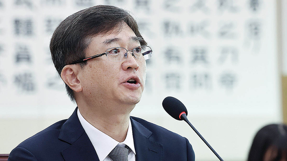  오영준 헌법재판소 재판관 후보자가 18일 국회 법제사법위원회 전체회의에서 열린 인사청문회에서 의원들 질의에 답하고 있다. 임현동 기자