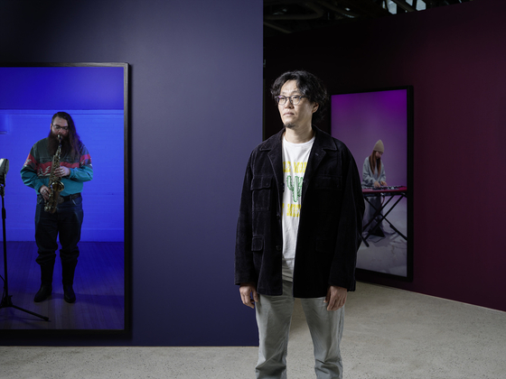 정연두는 “예술은 무관해 보이는 것들 사이에서 거리감을 메우는 일"이라고 말했다. 사진 국제갤러리 부산