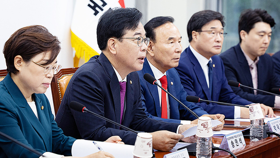  송언석 국민의힘 비상대책위원장 겸 원내대표가 17일 서울 여의도 국회에서 열린 비상대책위원회의에서 모두 발언을 하고 있다. 뉴스1