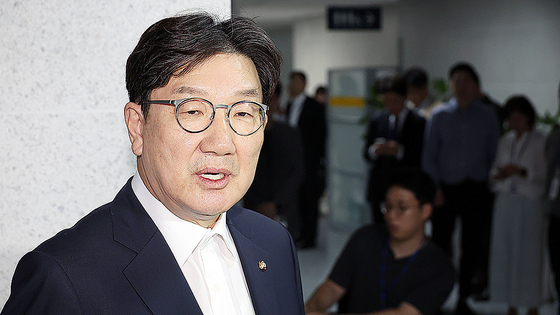  권성동 국민의힘 의원이 18일 서울 여의도 국회 의원회관 자신의 의원실로 들어서며 압수수색 관련 입장을 밝히고 있다. 연합뉴스