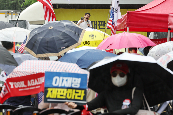 전직 한국사 강사 전한길 씨가 18일 서울 서초구 서울중앙지방법원 앞에서 신자유연대 등 보수 단체가 개최한 집회에 참석해 윤석열 전 대통령의 석방을 촉구하고 있다. 뉴스1