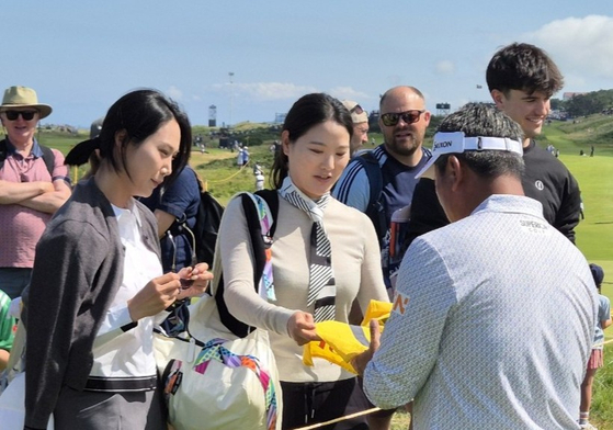 로열 포트러시 골프장에서 최경주에게 사인을 받는 김하늘(왼쪽)과 유소연. 성호준 기자