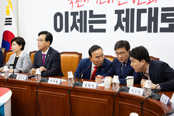 송언석 국민의힘 비상대책위원장 겸 원내대표가 17일 오전 서울 여의도 국회에서 열린 비상대책위원회에서 “인사 검증 시스템 개선을 위해 이재명 대통령과의 면담을 요구한다”고 말했다. 왼쪽부터 조은희 비대위원, 송 원내대표, 박덕흠·김대식·박진호 비대위원. [뉴스1]