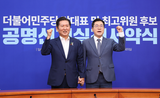 더불어민주당 당대표 후보인 정청래 의원(왼쪽)과 박찬대 의원이 15일 국회에서 열린 당대표 공명선거실천서약식에서 기념촬영을 하고 있다. 임현동 기자