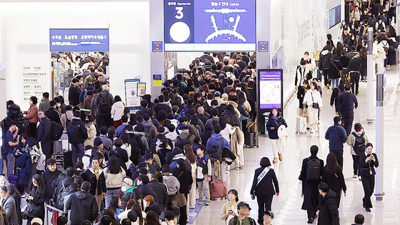  지난 설 연휴 명절 인천국제공항 제1여객터미널 출국장에서 승객들이 탑승 수속을 위해 줄을 서고 있다. 연합뉴스