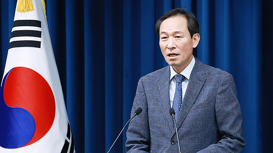 우상호 대통령실 정무수석이 17일 서울 용산 대통령실 청사에서 브리핑을 하고 있다.연합뉴스