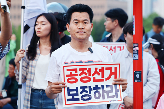  한국사 강사 전한길씨가 지난 5월 30일 경기도 과천시 중앙선거관리위원회 앞에서 열린 사전투표 폐지 및 공정선거 보장 촉구 집회에 참석하고 있다. 연합뉴스