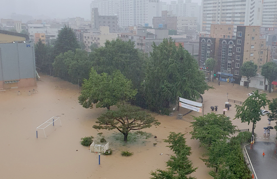 광주와 전남지역에 폭우가 내리고 있는 가운데 17일 오후 광주 북구 전남대학교 사범대학 부속고등학교 운동장에 빗물이 들어차 있다. 뉴시스, 독자 제공