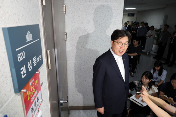 국민의힘 권성동 의원이 18일 서울 여의도 국회 의원회관 자신의 의원실로 들어서며 압수수색영장 집행에 대한 입장을 밝히고 있다. 연합뉴스