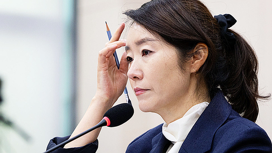 강선우 여성가족부 장관 후보자가 14일 서울 여의도 국회에서 열린 인사청문회에 출석해 의원 질의를 경청하며 머리카락을 쓸어 넘기고 있다. 뉴스1