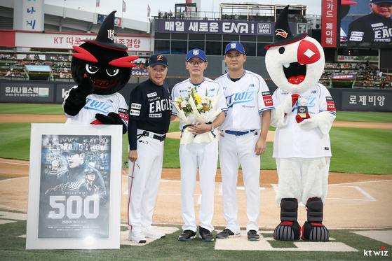 18일 수원 KT전에 앞서 구단이 준비한 500승 기념 선물을 받은 이강철 감독(가운데). 김경문 한화 감독(왼쪽)과 KT 주장 장성우가 함께 축하했다. 사진 KT 위즈