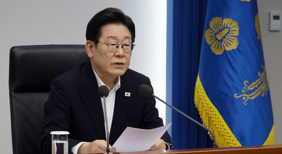 이재명 대통령이 17일 서울 용산 대통령실 청사에서 열린 4차 수석·보좌관 회의에서 발언하고 있다. 대통령실사진기자단 