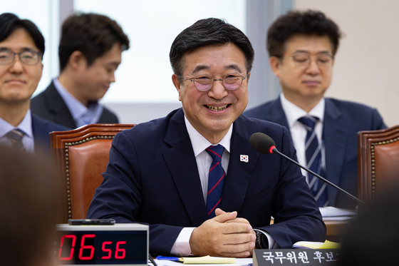 윤호중 행정안전부 장관 후보자가 18일 서울 여의도 국회 행정안전위원회에서 열린 인사청문회에서 박덕흠 국민의힘 의원의 질의에 앞서 지역구 특산물 발언에 미소를 짓고 있다. 뉴스1