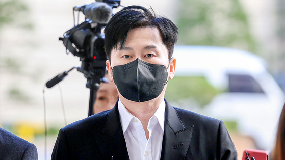 가수 비아이의 마약 혐의 수사 무마를 위해 제보자를 협박한 혐의로 재판에 넘겨진 양현석 전 YG엔터테인먼트 대표가 지난 2023년 11월8일 오후 서초구 서울고등법원에서 열린 항소심 선고 공판에 출석하기 위해 법정으로 향하고 있다. 연합뉴스