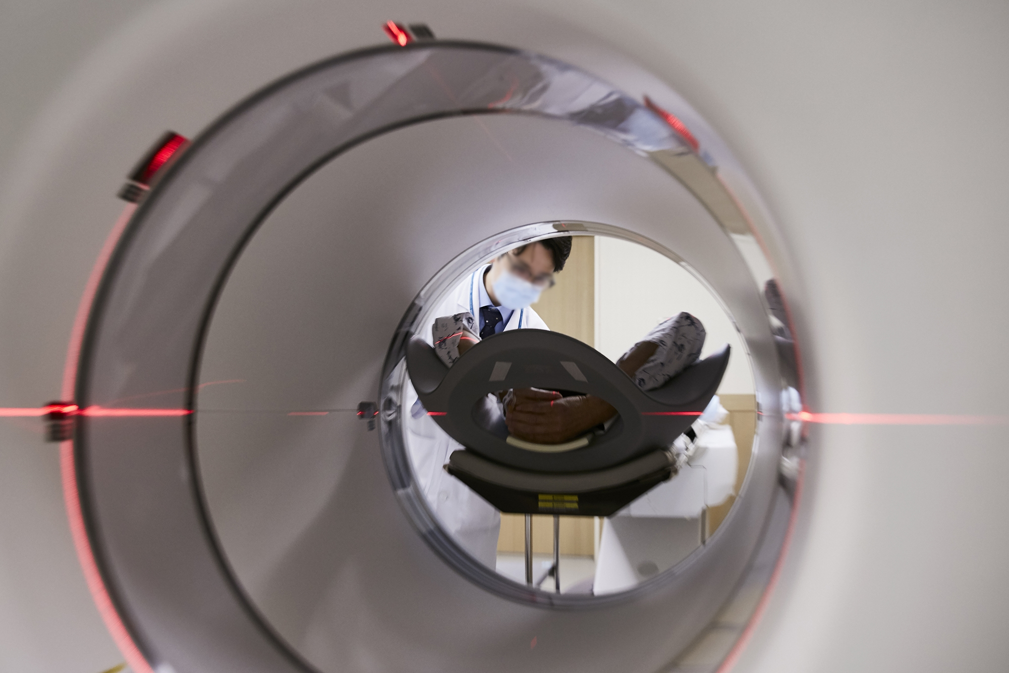 금속 목걸이 찼다가…MRI 기기 빨려들어간 美남성 중태