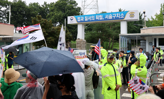 12·3 비상계엄 관련 내란·외환 사건을 수사하는 조은석 특별검사팀이 윤석열 전 대통령에 대해 3차 강제 구인에 나선 16일 윤석열 전 대통령 측이 구속의 위법·부당성을 주장하며 서울중앙지법에 구속적부심사를 청구했다.   이날 경기도 의왕시 서울구치소 앞에서 윤 전 대통령 지지자들이 구호를 외치고 있다. 연합뉴스