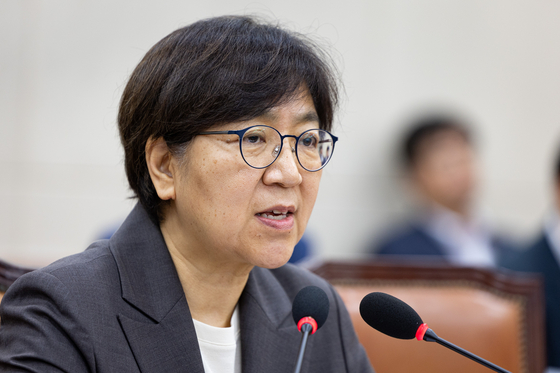 정은경 보건복지부 장관 후보자가 18일 서울 여의도 국회 보건복지위원회에서 열린 인사청문회에서 의원 질의에 답하고 있다. 뉴스1