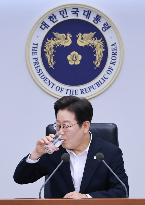 이재명 대통령이 17일 서울 용산 대통령실 청사에서 열린 4차 수석·보좌관 회의에서 발언을 마친 뒤 물을 마시고 있다. 대통령실사진기자단