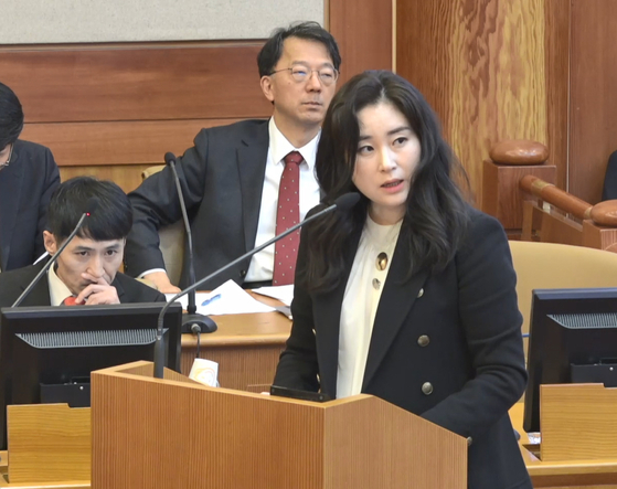 김계리 변호사가 지난 2월25일 서울 종로구 헌법재판소에서 열린 윤석열 전 대통령 탄핵심판 11차 변론에서 피청구인 변론을 하고 있다. 연합뉴스