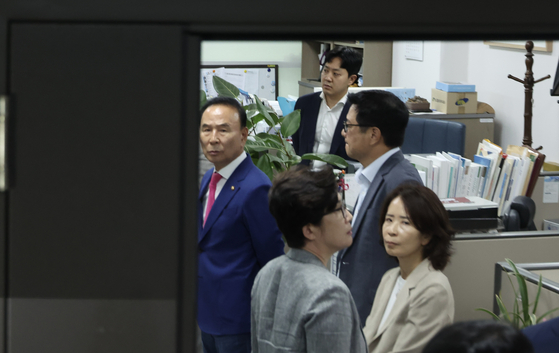 김건희 특검팀이 권성동 국민의힘 의원에 대한 압수수색을 진행중인 18일 서울 여의도 국회 의원회관 권성동 의원실에서 박덕흠 의원을 비롯한 국민의힘 의원들이 압수수색에 반발해 집결해 있다. 뉴시스