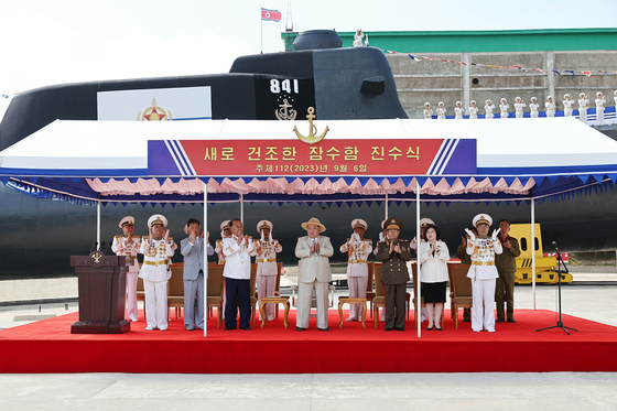 김정은 북한 국무위원장이 지난해 9월 6일 열린 잠수함 진수식에 참석한 모습. 노동신문은 전술핵공격잠수함 제841호를 건조하고 이름을 '김군옥영웅함'으로 명명했다고 전했다. 노동신문, 뉴스1