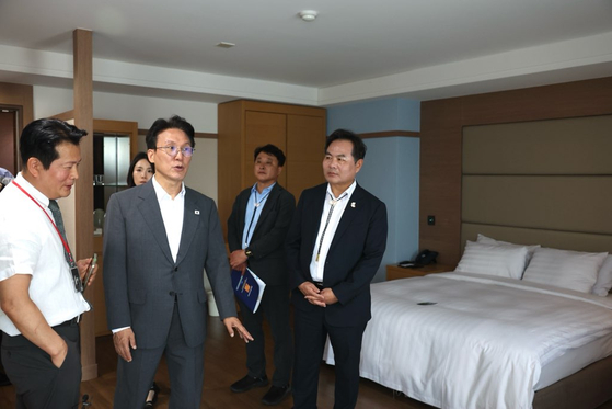 지난 15일 김민석 국무총리가 아시안태평양경제협력체(APEC) 정상회의가 열릴 경북 경주시를 방문해 정상들이 머물 객실에 대한 설명을 듣고 있다. 사진 경북도