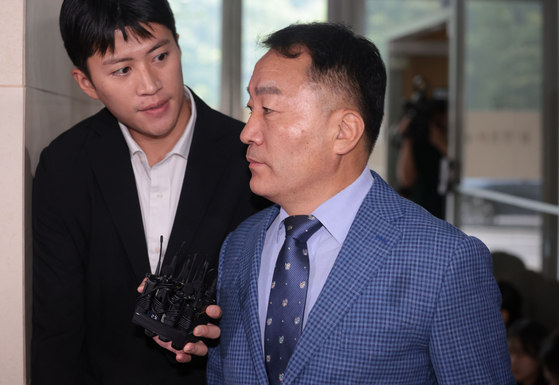 김계환 전 해병대 사령관이 채상병 사건 수사방해 의혹 관련 2차 조사를 받기 위해 17일 서울 서초구 순직해병특검 사무실로 향하고 있다. 연합뉴스