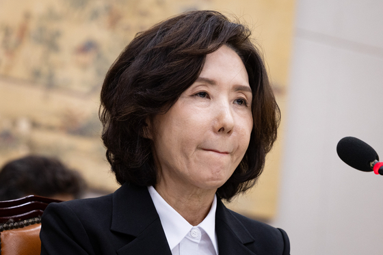  이진숙 사회부총리 겸 교육부 장관 후보자가 16일 오전 서울 여의도 국회 교육위원회에서 열린 인사청문회에서 의원 질의를 들으며 굳은 표정을 짓고 있다. 뉴스1