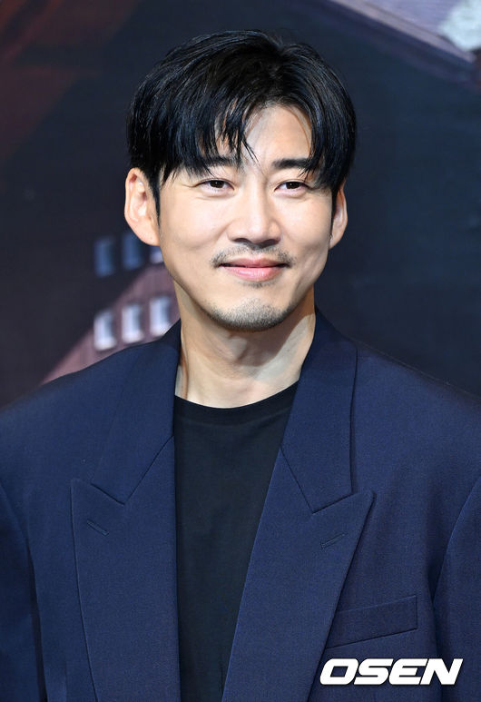 [OSEN=이대선 기자] 21일 오전 서울 강남구 조선 팰리스 서울 강남에서 넷플릭스 오리지널 시리즈 '아무도 없는 숲속에서' 제작발표회가 열렸다.‘아무도 없는 숲속에서’는 한여름 찾아온 수상한 손님으로 인해, 평온한 일상이 무너지고 걷잡을 수 없는 사건에 휘말리게 되는 사람들의 이야기를 그린 서스펜스 스릴러다.배우 윤계상이 포토타임을 가지고 있다. 2024.08.21 /sunday@osen.co.kr