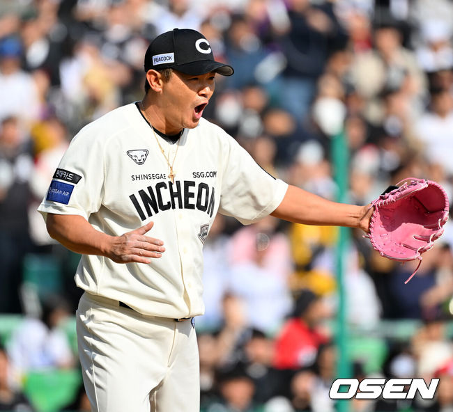 [OSEN=인천, 민경훈 기자] 6일 오후 인천 SSG랜더스필드에서 ‘2025 신한 SOL Bank KBO리그’ SSG 랜더스와 KT 위즈의 경기가 열렸다.이날 SSG은 문승원, KT는 소형준을 선발로 내세웠다. 8회초를 마친 SSG 노경은이 포효하고 있다. 2025.04.06 / rumi@osen.co.kr