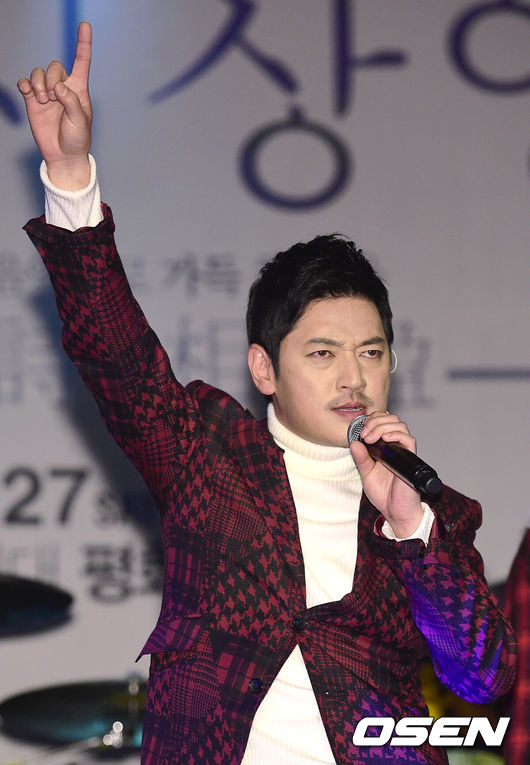 [OSEN=김경섭 기자] 1일 오후 서울 마포구 서교동 홍대 V-HALL에서 'YB+바비 킴 콘서트 동.시.상.영(冬詩相盈)' 기자간담회가 열렸다.바비킴이 멋진 공연을 선보이고 있다.YB와 바비킴의 이번 콘서트의 타이틀인 '동.시.상.영'은 개성 넘치는 두 팀의 공연을 한 무대에서 본다는 것 뿐만 아니라, 서로의 음악으로 가득 찬 겨울을 뜻하는 중의적인 의미를 담고 있다.특히 YB의 '록', 바비킴의 '소울'인 서로 다른 장르의 음악이 만나 이루는 콜라보레이션 무대로 크리스마스 연말 시즌, 파워풀하고 감성 충만한 무대를 예고하고 있다.한편 'YB+바비킴 콘서트 동시상영'은 오는 27,28일 양일간 경희대학교 평화의전당에서 열릴 예정이다./greenfield@osen.co.kr