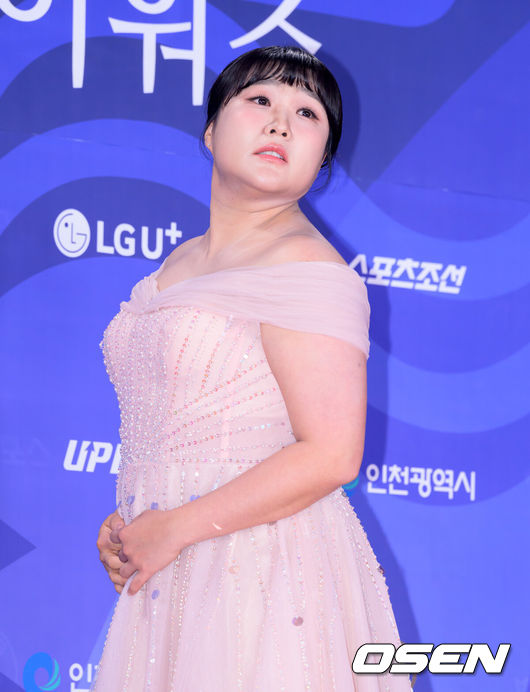 [OSEN=이대선 기자] 제4회 청룡시리즈어워즈 레드카펫 및 포토월 행사가 18일 인천 파라다이스시티에서 열렸다.청룡시리즈어워즈는 2022년 대한민국 최초로 시도된 오리지널 스트리밍 시리즈를 대상으로 하는 시상식이다. 사회는 전현무와 임윤아로 4년 연속 호흡을 맞춘다.개그우먼 이수지가 레드카펫을 밟고 있다. 2025.07.18 /sunday@osen.co.kr  