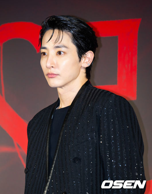 [OSEN=김성락 기자] 7일 오후 서울 용산구 한강대로 CGV 용산아이파크몰에서 영화 웨이브 오리지널 ‘S라인’ 언론시사회 및 제작발표회가 열렸다. 드라마 ‘S라인’은 성적 관계를 맺은 사람들 사이에 연결된 붉은 선, 일명 S라인이 보이기 시작하면서 감춰졌던 진실과 금지된 욕망이 드러나는 판타지 스릴러다.배우 이수혁이 포토타임을 갖고 있다. 2025.07.07 / ksl0919@osen.co.kr